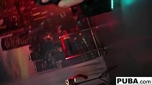 Trois stars porno chaudes se baisent en boîte de nuit