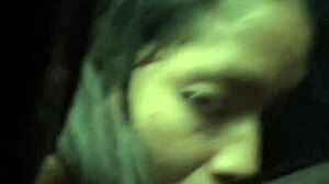 Eu chupo o pau enorme desse motorista para pagar a viagem, foda facial bruta e orgasmo no carro! 😈🚗