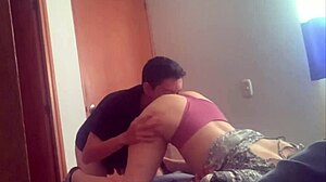 Skjult kamera fanger stesøster som låser rom med kjæresten for blowjob doggystyle riding handjob