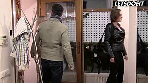 Marina Visconti sesa kurac sodelavca na božič z cumshotom na njene velike naravne cice - letsdoeit