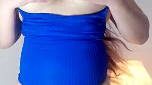 Esposa puta gets wild masturbating for her husband's buddies 😈