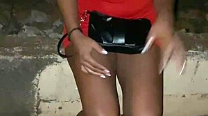 Estava na rua, encontrei uma mulher brigando com o namorado e ela tirou a calcinha pra mostrar a bocetinha, fiquei louco arrumando tudo.