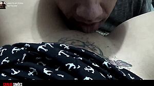 Lambendo chupando a buceta suculenta da morena de vestido sem calcinha.