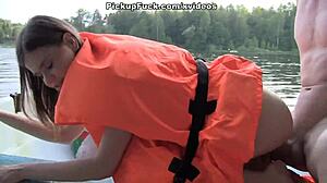 Três Homens em Barco Pegam Garota para Threesome com Gozada Interna ao Ar Livre na Água