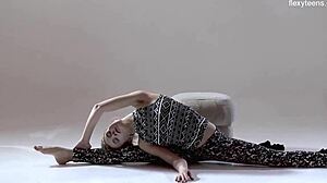 Горячая русская волосатая гимнастка Рита Мочалкина раздвигает ноги в гибких йога-позах.