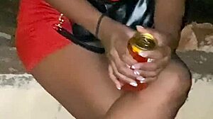 Estava na rua, encontrei uma mulher brigando com o namorado e ela tirou a calcinha pra mostrar a bocetinha, fiquei louco arrumando tudo.