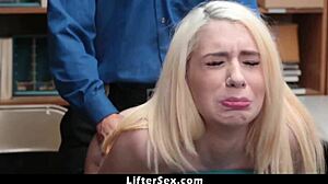 18+ Joseline Kelly v raztrganih oblačilih upognjena za hardcore doggystyle