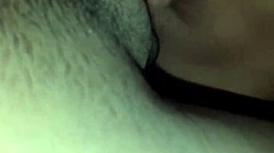 haciendo de las suyas en intensa sesion de masturbacion solitaria con toques salvajes