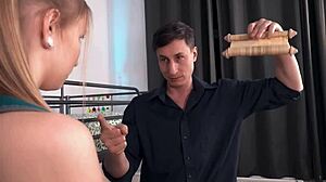 Regina Sparks hint diep anaal rijden van hostel kamergenoot in dorm