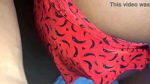 peguei a empregadinha sem camizeta na sala com calor ofereci grana ela me deu seu popo