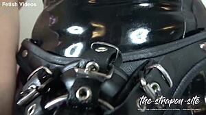 Страпон гангбанг с фемдом рабынями в латексных клетках и резиновых нарядах