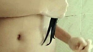 Студентка мастурбирует в душе, поймана соседкой по комнате тинейджеркой 18+ любительской мокрой капающей киской