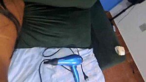 peguei a empregadinha sem camizeta na sala com calor ofereci grana ela me deu seu popo