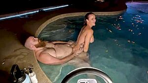 Damp pool threesome med stor røv milf kone der sprøjter på enorme pikker i jacuzzi fantasi