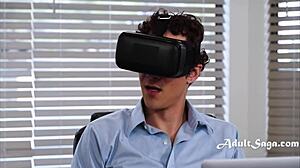 Hej, uhvatili su me kako se drkam na VR porn i sada moja kovrdžava sekretarica želi pravi kancelarijski seks sa Viktorijom Voks i Džejdenom Markosom