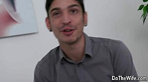 أشعر بالإثارة الشديدة وأنا أشاهد زوجة صغيرة آنا راي تقبل عاهرتها الشرجية الداخلية بحماس