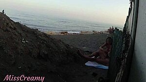 와, 해변에서 계부녀에게 자지 플래시! 모두 앞에서 바로 사정 도와줘 - 진짜 위험한 섹스!