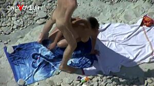 Uhh, plażowy voyeur z busty cougar jeżdżącą na twardym kutasie i dostającą ładunek spermy na twarz z mokrą cipką i obwisłymi cyckami