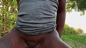 Hei Lola Black, du er den sexy ebony jenta neste dør som leker med fitta og leker ute