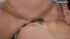 Katie Kush и Charlotte Sins се гмуркат в гореща сутрешна ебня със страпон, мокро лижане на путки и страстно триене