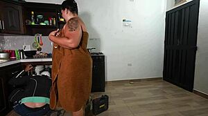 trabajador de plomeria follando en su trabajo a una chica muy caliente con big ass facial