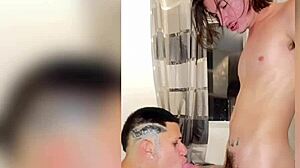 O novinho dotadão me fez engasgar no pauzao dele mais foi ele que deu o cuzinho pra mim no cuspe