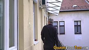 Chceš, aby som ti creampil tvoju tínedžerskú 18+ pičku, dedo?