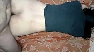 Пола сестра и ја у мраку ноћи у савијеној доггистиле анал