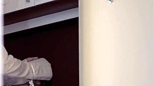 Elegante meid gaat voor softcore spel met natte dildo solo masturbatie