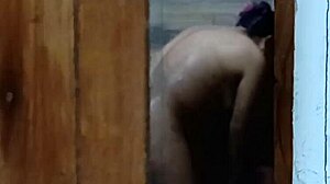 me caliento cada d�a m�s espiando a mi cu�ada cuando se ba�a in the shower with her natural tits