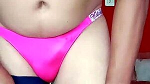 フェムボーイがランジェリーで踊る... 待って、パンティーランジェリーでダンス？