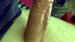 피곤한 하루 끝에 가벼운 자지 섹스와 요도 소리 플레이