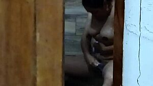 me caliento cada d�a m�s espiando a mi cu�ada cuando se ba�a in the shower with her natural tits