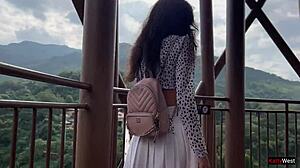 Öffentliches Schwanz-Blinken, riskantes Handjob im vollen Bus bis zum Cum.