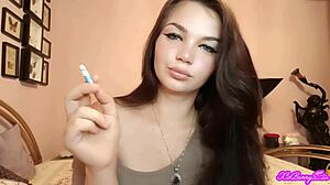 אז זו אקסו באני, ברונטית לטינה עם עיניים כחולות, מעשנת סיגריה בקלילות ותוקעת עשן ישר בפנים שלך כגברת