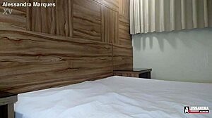 Latina Amateur Provoca en Solo con Juguete Rojo Completo