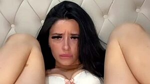 Estudante americana de intercâmbio se masturba sozinha com brinquedos e goza esguichando