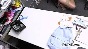 Asistentă cu țâțe mari aplecată doggy tittyfuck în birou după ce-a furat medicamente!