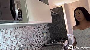 Transei com minha empregada safada na cozinha rabuda gostosa levantou o vestido e soquei gostoso