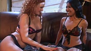 Ljubim, kako Lyla Lei dobi svoj majhen 18+ azijski rit razcepljen z dvema debelima kurcema hkrati