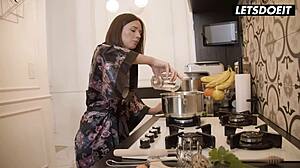 Melhores amigas Tiffany e Eve mergulham em brincadeira lésbica romântica com brinquedos e tesoura no glamour húngaro