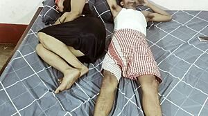 Deler seng med stemor blir uventet trang anal første gang med stor svart kuk