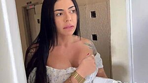 Transei com minha empregada safada na cozinha rabuda gostosa levantou o vestido e soquei gostoso