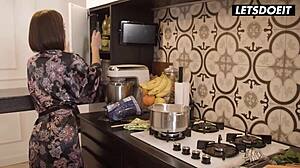 Najboljši prijateljici Tiffany in Eve se prepustita romantičnemu lezbijskemu igranju s igračami in škarjenjem v madžarskem glamurju