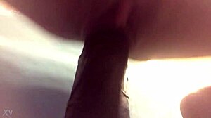 Mlada žena ljubi jezditi velik črn dildo v tesni pički