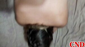 Latinská žena s velkým zadkem jezdí na manželovi reverse cowgirl na posteli