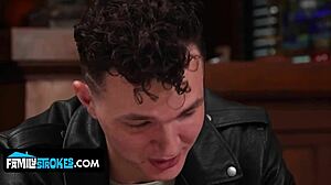 Stedsøstre og brødre i varm lesbisk milf gruppe-fuck med daddy-parodi