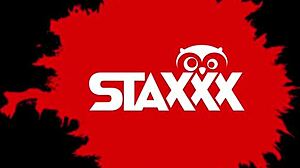 Super schattige Aziatische wordt gegangbangd en gecreampied