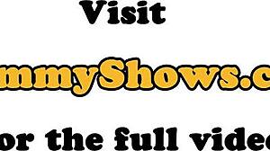 Lesbická milfka scissoring nevlastnú dcéru