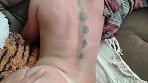 그녀의 엉덩이가 너무 좁아서 겨우 맞아 - 귀여운 브라질 아내와 아마추어 애널 개핑